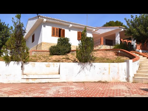 320.000€, 4-bedroom refurbished villa with a garage and a swimming pool in Turis, Valencia