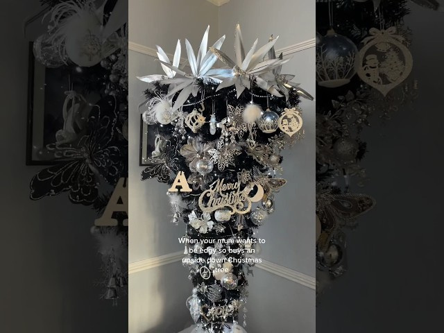 Vídeo relacionado con Upside Down Christmas Tree - Pequeño Árbol Colgante Iluminado | Decoración De Vacaciones Invertida | Pantalla De Pared De La Puerta De Techo | Ventanilla Minorista Ventanilla De Carpas Porche F
