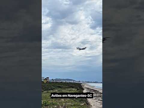 AVIÃO RARO PASSANDO RENTE À PRAIA DE NAVEGANTES!