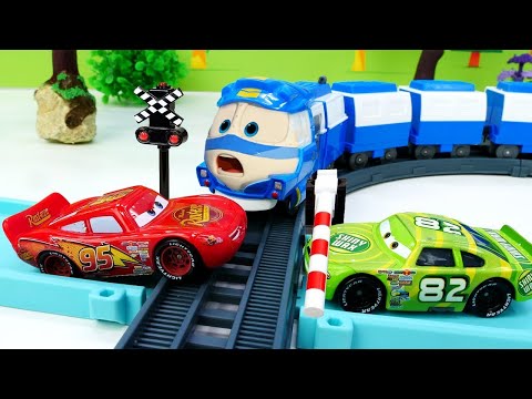 Spielzeug Video auf Deutsch. Chico und McQueen eilen zum Rennen. Verkehrsregeln sind wichtig