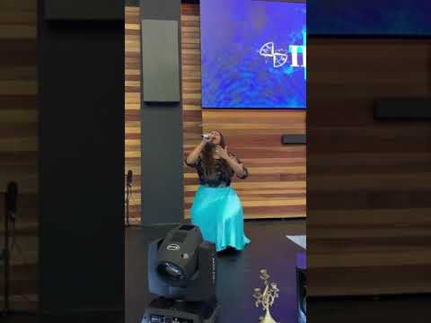 Elaine Martins - Cantando na IPAN(Igreja da Pra Fernanda Brum)