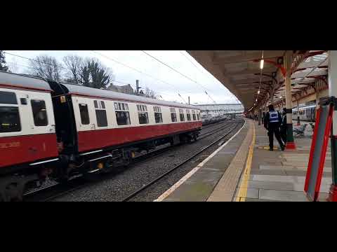37401 Crewe LSL to Bo'ness heads north through Lancaster Castle Station 23/12/25