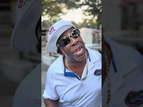 Coondaddy is wanted to paint a boat.. raccoon 🦝 man