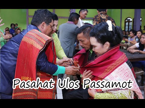 Pasahat Ulos Passamot ( Pemberian Ulos Kepada Besan )