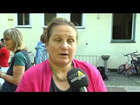 Interesse und Mitgefühl: Grünenpolitikerin Claudia Roth besucht Asylbewerberheim