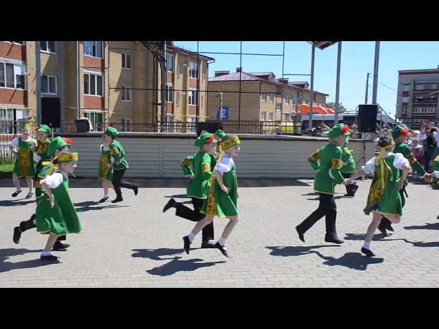 Выступление танцевального коллектива "Академия детства" с танцем "Ромашка"