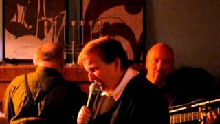 Tom Elvis Larsen synger Amazing grace på Café i Særklasse