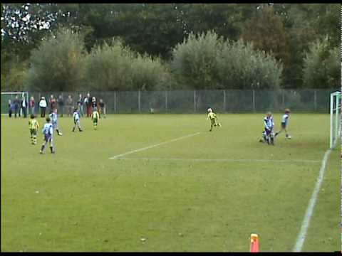 Sergi Roeleveld scoort voor ADO F1 op aangeven van Robbie Boere tegen Forum Sport E1  Oktober 2006