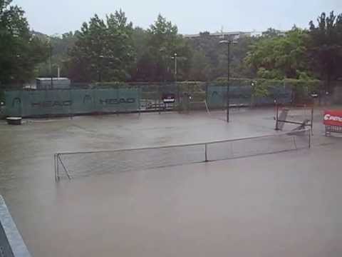 Rozvodněný Botič - sportovní areál HAMR, Záběhlice