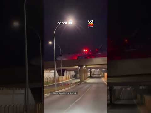Avião sobrevoa viaduto e cena chama a atenção em Brasília