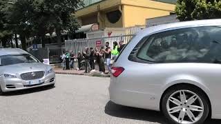 l-applauso-infinito-della-gente-al-passaggio-delle-tre-salme