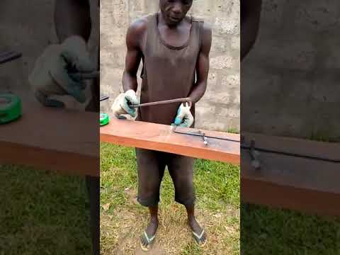 Piegatura manuale del ferro a Kikwit