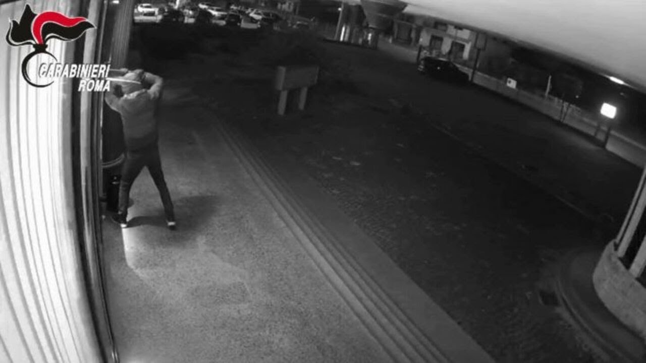 Manomettevano sportelli bancomat per rumare denaro, arrestati 3 uomini a Roma