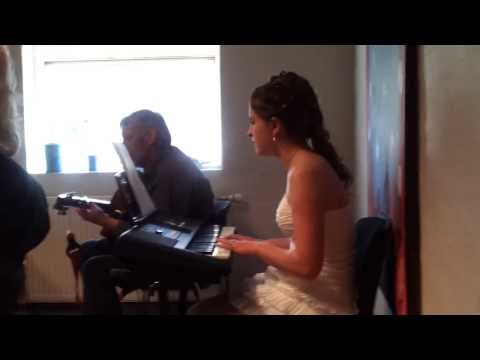 Sara synger ved sin egen konfirmation