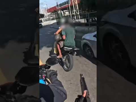 Perseguição policial a criminosos termina em prisões em São Gonçalo, em Niterói.