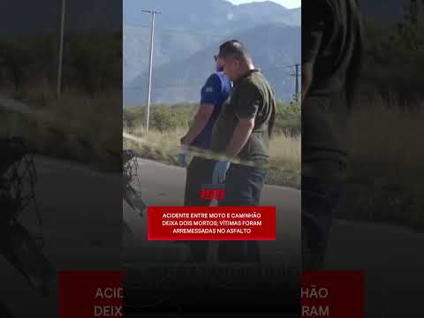 ACIDENTE ENTRE MOTO E CAMINHÃO deixa DOIS MORTOS; vítimas foram arremessadas no asfalto