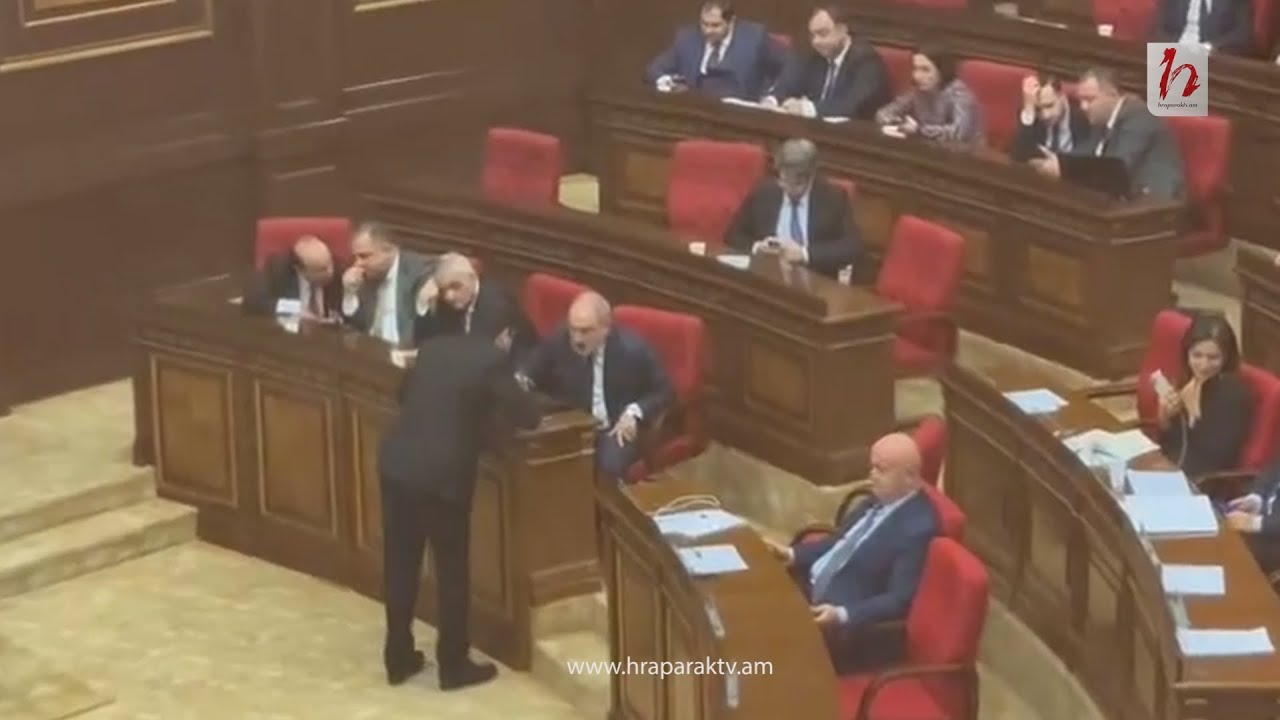 Ալեն Սիմոնյանն ու Նիկոլ Փաշինյանը ջերմ զրուցում են