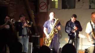 'Tree Float'- THE EX &  BRASS UNBOUND #3 Live in de schuur van Dick ZJFT 2011