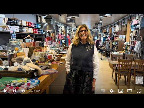 Rund ums Thema Sticken: ein bestickter Strickpullunder, Stickutensilien, Bücher und Geschenkideen