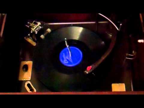 PILOT 1954  HI-FI - MODEL # 1020 .. THE LADY WITH THE KITTY KAT .. NICOLA PAONE