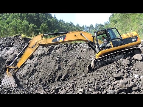 Cat 320d excavator working in quarry