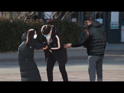 “男人的手是用來養家的”當被家暴的妻子遭丈夫糾纏，路人看不下去了