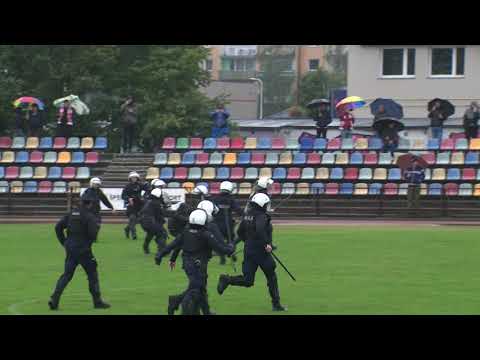 Starcie policji z kibicami Dozametu podczas meczu z Promieniem