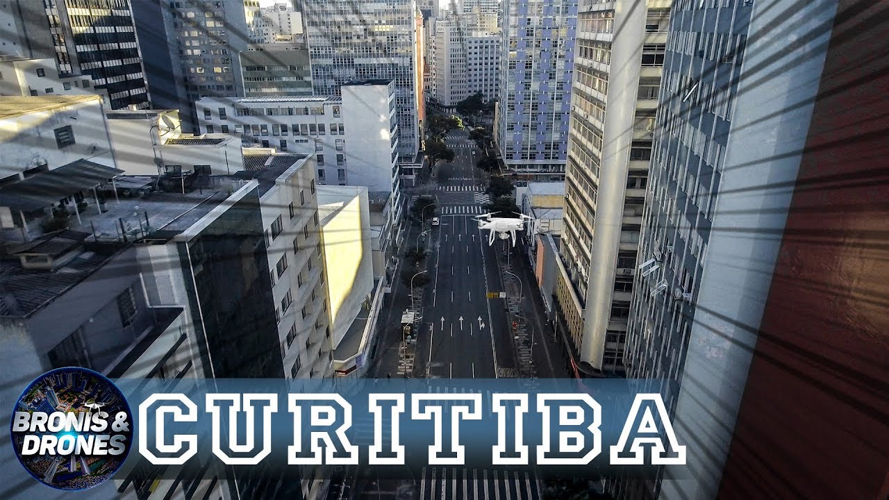 Stroll in Curitiba of drone, between the buildings and avenues