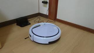 お掃除ロボット「ILIFE V3s Pro」が充電するためにホームに戻る様子