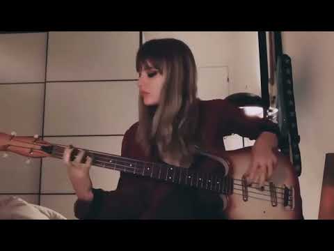 victoria de angelis playing bass in her room