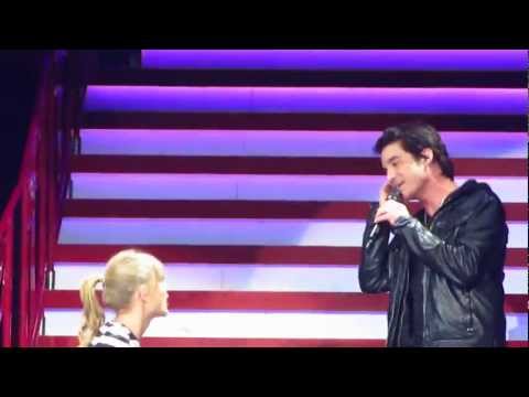 Taylor Swift and Pat Monahan sing 