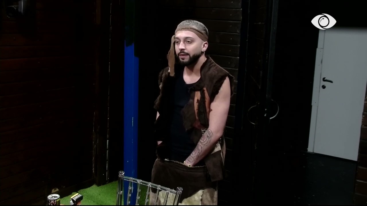 I dua njerëzit që rrinë në rrugë, ashtu jam dhe unë/ Gjesti bisedon me Klajdin për G Banin