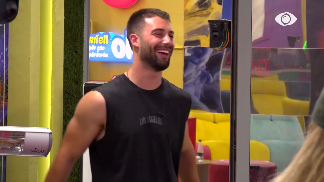 O Meriton hapi sytë, e ke gojën shumë të ndytë/ Egla i bën diss banorit: Pa panik, pa panik…