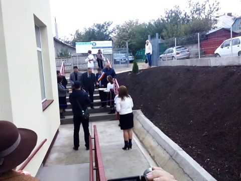 Tăierea panglicii inaugurale la Școala Oboroceni