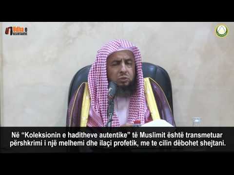 Të pështyrit tri herë në anën e majtë gjatë namazit -  Shejh Abdulaziz es-Sed’han