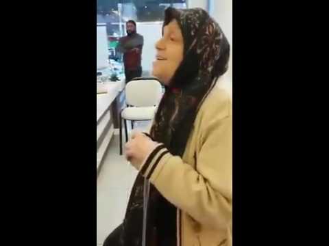 سيده عجوزه تغني انا قلبي دليلي بصوت رائع 😍