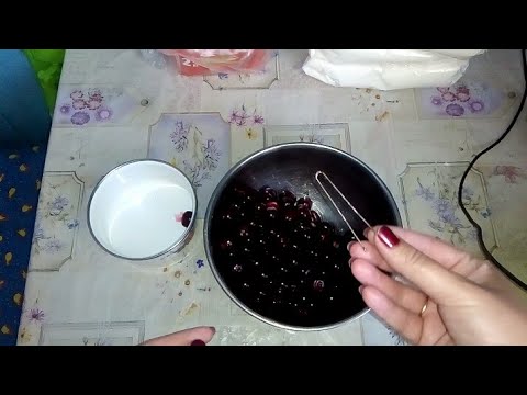 Как достать косточки из вишни/ Лайфхак как быстро достать косточки из вишни/