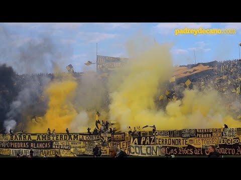 "Así se vive el clásico del fútbol uruguayo | Recibimiento Peñarol - Nacional final Intermedio 2025" Barra: Barra Amsterdam &bull; Club: Peñarol