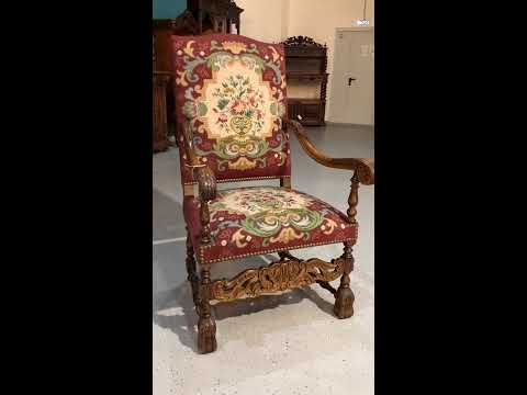Старинное кресло с гобеленовой обивкой
