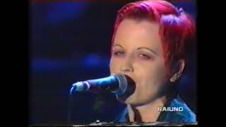 Dolores O&#39;Riordan - Pavarotti and Friends (12-09-1995)