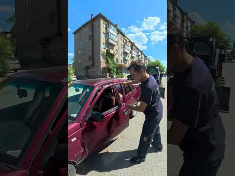 Водитель открыл дверь, но не посмотрел назад.
