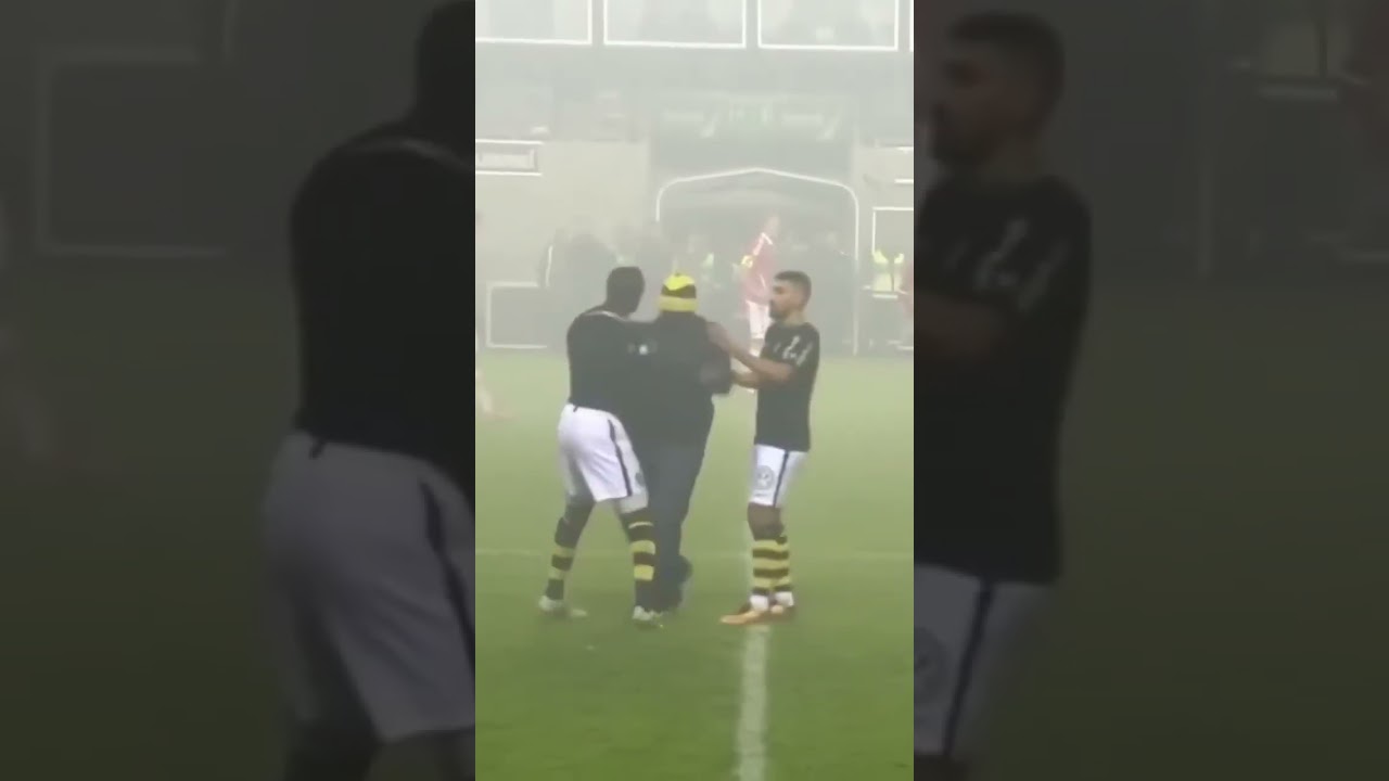 AIK supporter tar Henok Goitioms tröja #allsvenskan #svenskfotboll #aik #aikhäcken