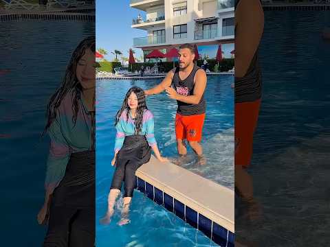 البنت المسكينه ف البسين😂😂