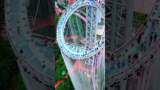 Você teria coragem de andar numa roda gigante invisível feita de vidro?