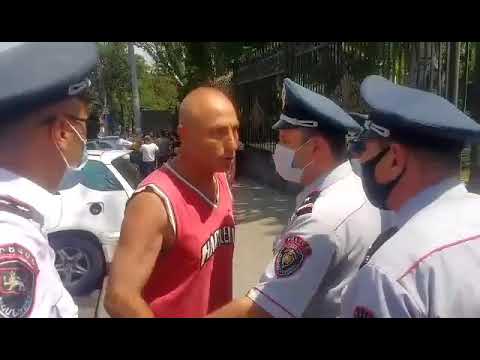 Ձեռքդ, արա. քաղաքացին՝ ոստիկանին