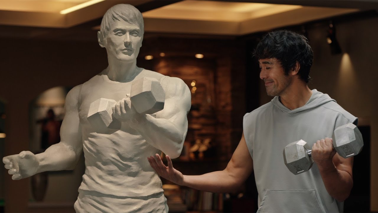 動画】阿部寛、自分の彫刻姿にご満悦? 山田孝之と「Uber Eats」新CMで