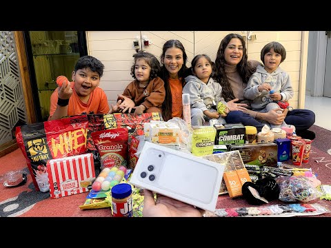 Golu lekar aai sabke liye gifts