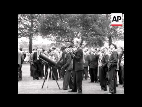 REPAINTING MAST OF VICTORIA TOWER  - NO SOUND