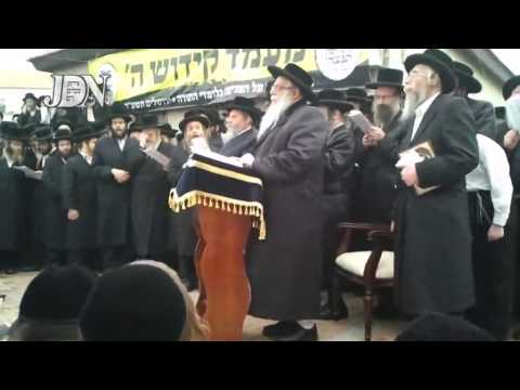 Sanz Klausenburg Rebbe @ The Million Man March Against The IDF Draft Of Yeshivah Students