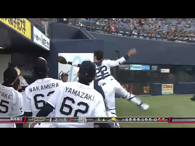 【5回表】バファローズ・伊藤 味方ベンチに飛び込む打球をナイスキャッチ!! 2015/4/15 Bs-H